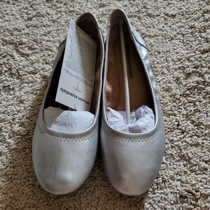 Amazon essential silver flats